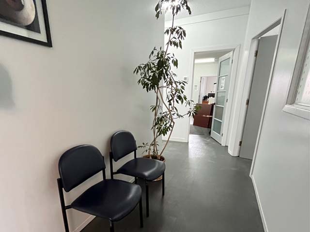Entrée moderne des bureaux d'Office 695